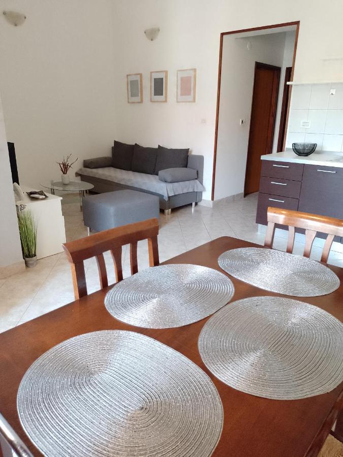 Martina 2 Apartment Basanija Ngoại thất bức ảnh